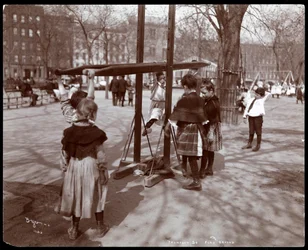 Vista dei bambini che giocano sulle attrezzature del parco giochi a Tompkins Square Park, nel Giorno dell